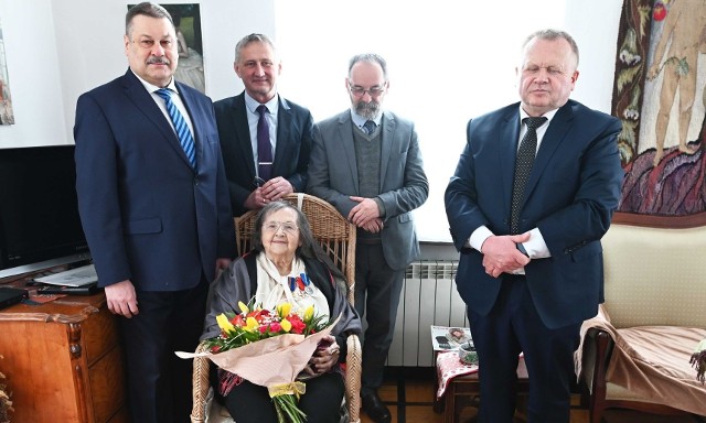 Alicja Kaszyńska 29 marca obchodziła 99 urodziny. Ten piękny jubileusz był okazją do przekazania jej przez Zbigniewa Koniusza wojewodę świętokrzyskiego medali i odznaczeń.