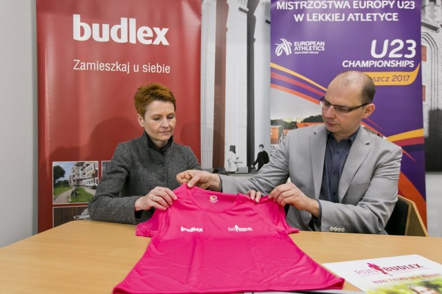 Beata Janczarska z firmy Budlex i Paweł Kranc z Green House prezentują koszulkę drugiej edycji Run Budlex for Woman