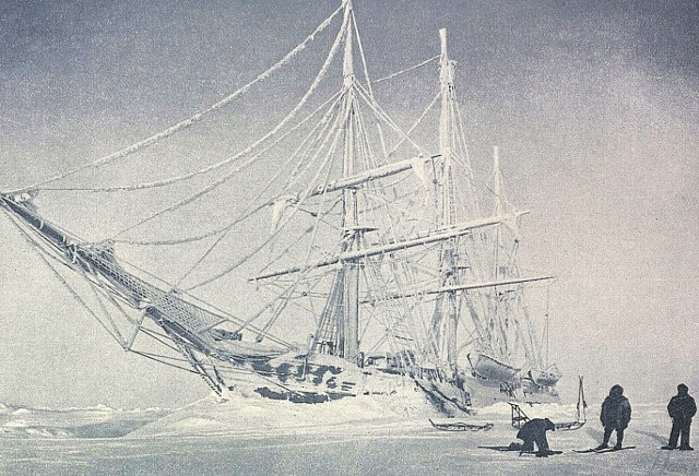 „Belgica” uwięziona w lodzie, 1898 r. Zdjęcie wykonane przez Fredericka Cooka