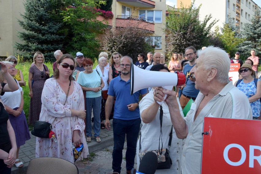 Mieszkańcy Kielc protestowali przeciwko wycince drzew pod inwestycję drogową. Oglądaj zapis transmisji 