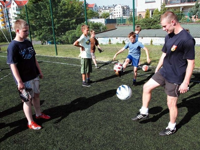 Gabriel Ryzwanowicz (na zdjęciu z prawej), jeden z wychowawców podwórkowych organizuje zajęcia dla młodych piłkarzy