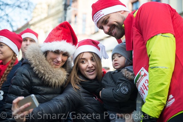 W Toruniu trzynasty raz biegacze pobiegli w Półmaratonie Świętych Mikołajów.