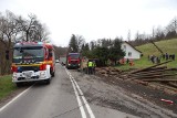 Wypadek na DK 28 w Boguszówce koło Birczy. Ciężarówka wypadła z drogi, pasażer zakleszczony w kabinie wypełnionej wodą [ZDJĘCIA]