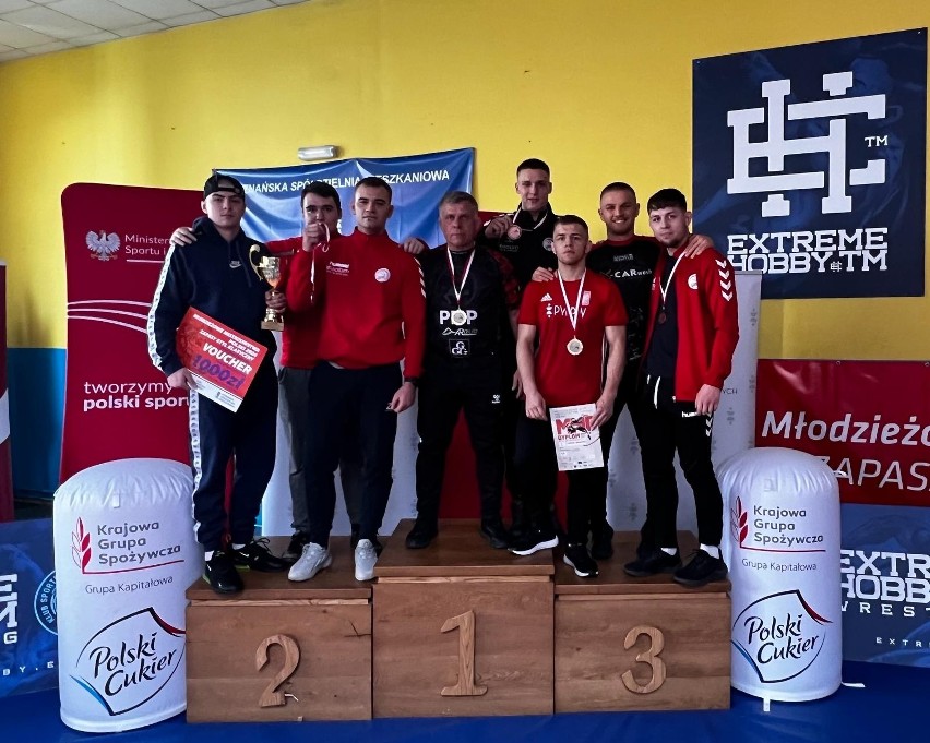 Młodzieżowe Mistrzostwa Polski U23 w zapasach. Zawodnicy Olimpijczyka Radom zdobyli cztery medale. Zobacz zdjęcia