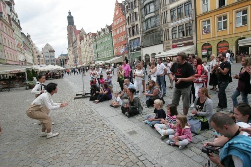 BuskerBus 2014 we Wrocławiu. Rynek kolorowym centrum sztuki ulicznej (ZDJĘCIA)