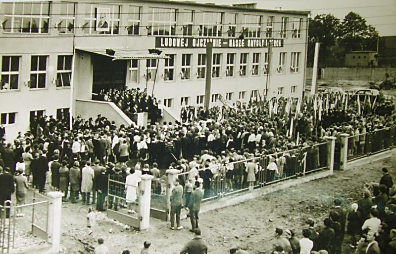 1 września 1966 r. uroczyście otwarto nowy budynek liceum.