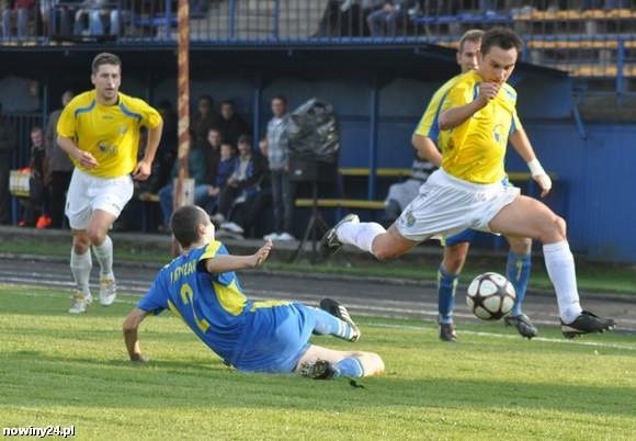 Stal Sanok (żółte koszulki) pokonała Chełmiankę 1-0.