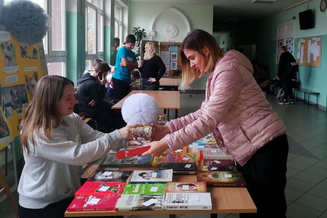 Kamila Szymczak z 4TA wybrała sobie na kiermaszu książkę, a  w zamian przyniosła puszkę karmy dla kotów.