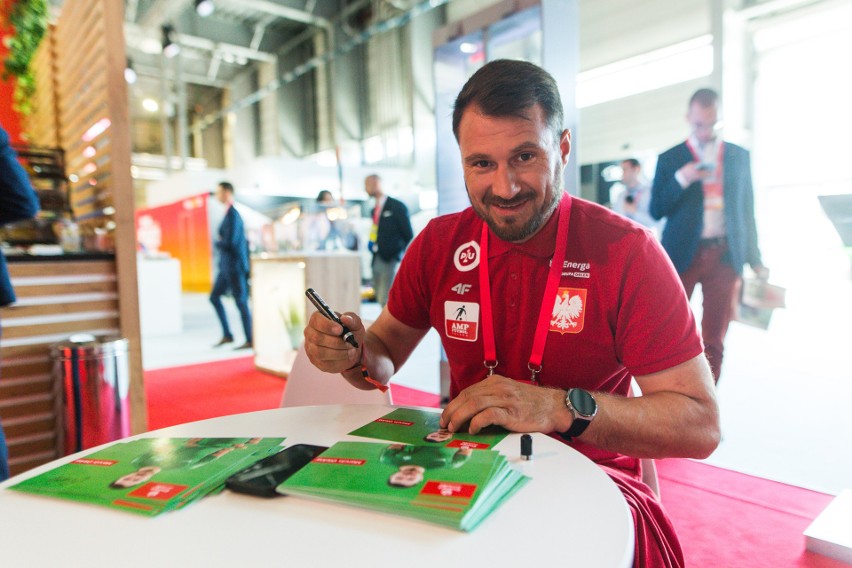 Marcin Oleksy składa autografy na swoich pamiątkowych...