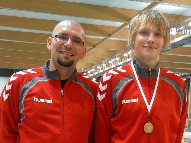 Alexander Błochowiak (z prawej), wraz z trenerem Maciejem Kowalewskim. 