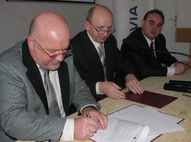 Marek Gosztyła z Eurovii, starosta Jerzy Batycki i jego zastępca Józef Szkoła podczas podpisania umowy o budowie łącznika
