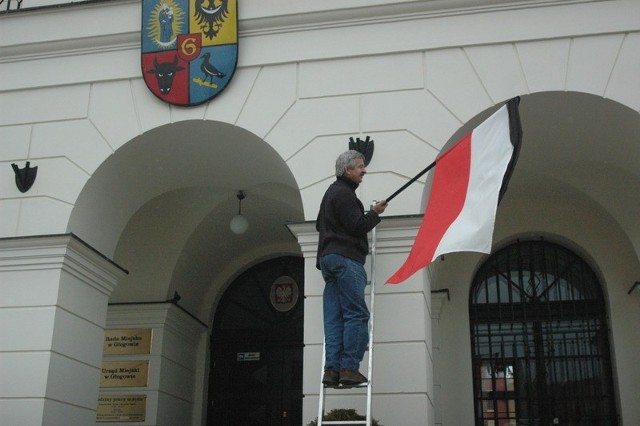 Na znak żałoby flagi na głogowskim ratuszu zostały spuszczone do połowy, na wszystkich zawisły czarne wstążki.