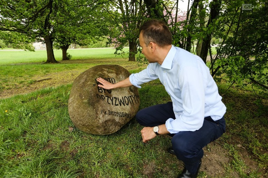 Kamień Bartoszewskiego odnalazł się na... psiej polanie. Prezydent przeprasza [ZDJĘCIA, WIDEO]