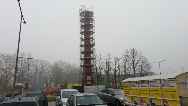 Tak wygląda murowany komin przy ul. Stawowej w Strzelcach Opolskich. To jego ostatnie dni - trwa rozbiórka.