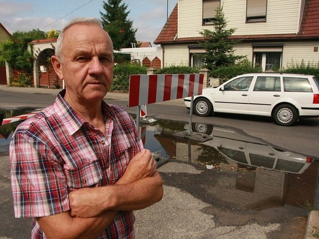 - Ludzie czekają na remont tego fragmentu ulicy - mówi Józef Kaczmarek.