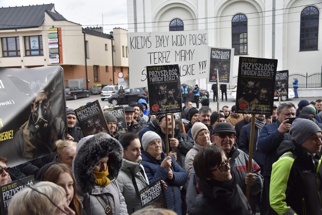 W proteście przed dąbrowskim starostwem wzięło udział około 350 osób. Mieli ze sobą różne transparenty