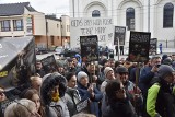 Protest przed starostwem w Dąbrowie Tarnowskiej. Ludzie przyszli z transparentami i okrzykami "Stop spalarni!". Była reakcja starosty