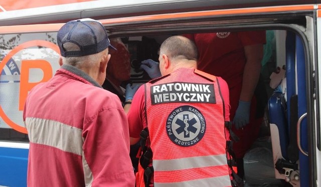 Protest włocławskich ratowników medycznych zaczął się od oflagowania Wojewódzkiego Szpitala Specjalistycznego i stacji pogotowia.