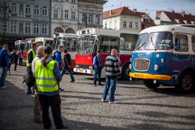 Zabytkowe autobusy z całej Polski będzie można podziwiać 10.00-14.00 na wystawie na parkingu przed Łuczniczką, od 15.00 wyruszą one na specjalne linie
