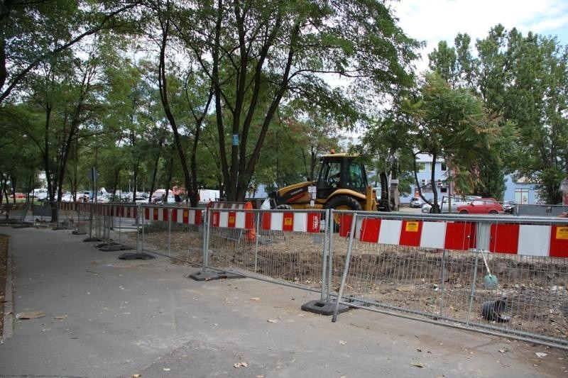 Wrocław: Przy Szybowcowej zabrali mieszkańcom parking. Budują postój taksówek i skwer (ZDJĘCIA) 