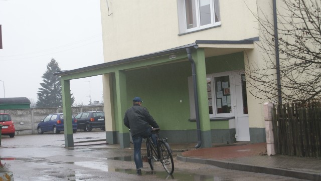 Teraz w Miejsko-Gminnym Ośrodku Pomocy Społecznej są dwie dyrektorki. Na razie urzęduje ta druga - Sylwia Tomaszewska.