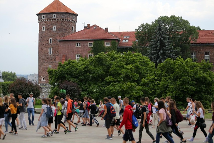 Koronawirus w Krakowie. Miasto zapraszało pod Wawel turystów 4 marca, kiedy w innych krajach była już epidemia koronawirusa