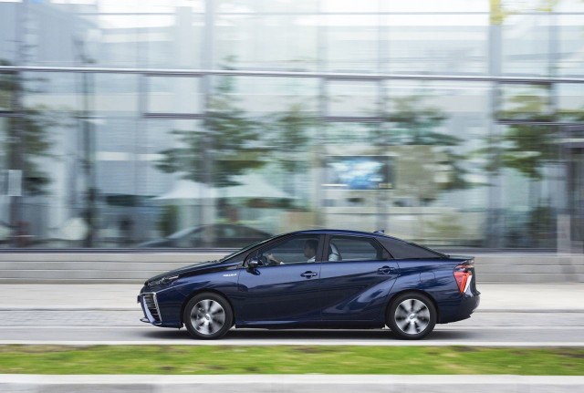 Toyota Mirai Wodorowa Toyota jest obecnie produkowana w zakładzie Motomachi w Japonii, w którym powstawał m.in. supersamochód Lexus LFA. Mirai jest produkowany tą samą metodą, co sportowy Lexus, w dużej mierze ręcznie. Toyota planuje niedługo uruchomić kolejne linie produkcyjne i do 2020 roku zwiększyć sprzedaż do 30 tys. egzemplarzy rocznie.Fot. Toyota