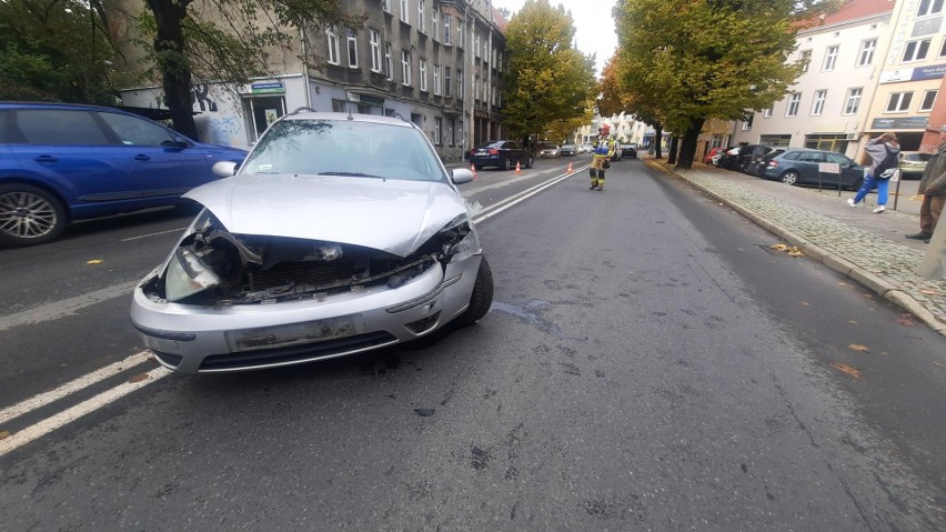 Po odbiciu się od kamienicy przy ul. Wyubickiego, ford...