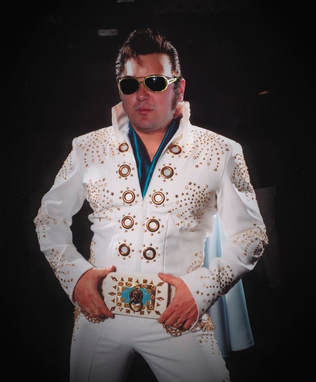 Za wyglądający jak oryginalny strój Presley`a trzeba zapłacić nawet siedem tysięcy. Dlatego Wojciech Sosnowski ma ich tylko pięć.