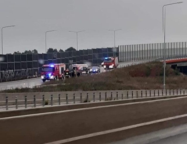 Około godz. 17 doszło do groźnego zdarzenia na Trasie Górna w stronę centrum.31-letni mężczyzna kierujący seatem niedostosował prędkości do warunków jazdy i stracił panowanie nad pojazdem. Nagle zjechał na lewą stronę i uderzył w krawężnik. Samochód przewrócił się na dach. Po zbadaniu kierowcy okazało się, że jest pod wpływem alkoholu. Nie posiadał też prawa jazdy.  Jak podała policja w samochodzie oprócz kierowcy podróżowało jeszcze pięć osób, w tym czworo dzieci. Nikomu na szczęście nic się nie stało. Sprawa została skierowana do sądu.ZOBACZ ZDJĘCIA Z MIEJSCA WYPADKU - KLIKNIJ DALEJ