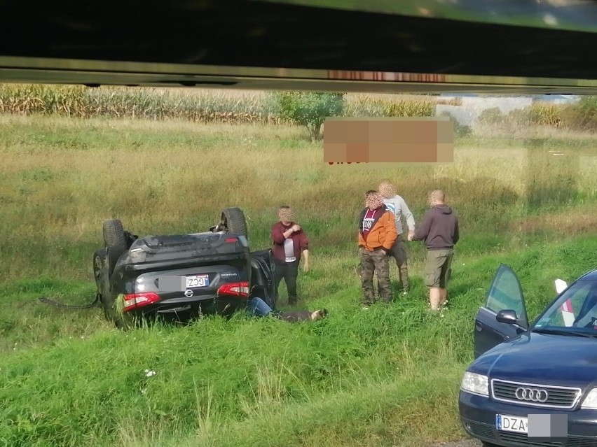 Groźny wypadek pod Wrocławiem. Auto marki Opel dachowało na...