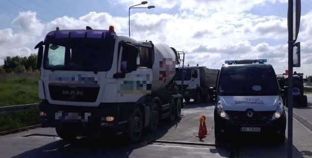 Przeciążona "gruszka" była w fatalnym stanie technicznym. Jedno z kół mogło odpaść w każdej chwili! Oprócz betoniarki inspektorzy zatrzymali również wywrotkę i samochód dostawczy. Oba samochody były przeciążone.