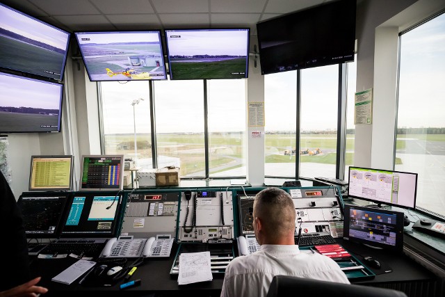 Pracownicy wieży kontroli lotów na bydgoskim lotniku na nadmiar pracy nie mogą ostatnio narzekać. Jest szansa, że wkrótce się to zmieni.
