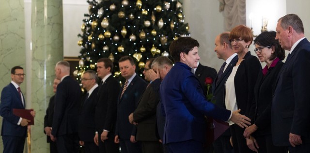 W piątek Beata Szydło podała swój rząd do dymisji. Mateusz Morawiecki odebrał z rąk prezydenta nominację na nowego premiera. W poniedziałek powinniśmy poznać skład jego gabinetu