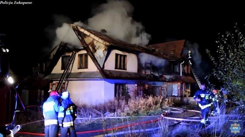 Zakopane. Pożar domu na Chłabówce. Policjanci uratowali dwie osoby