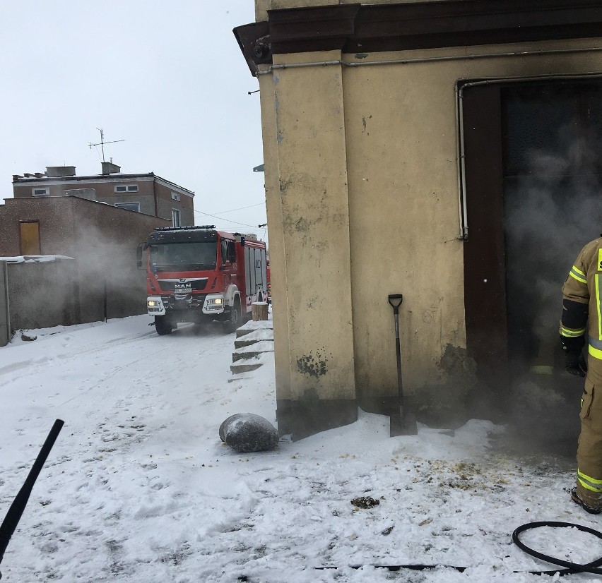 Pożar przy ul. Sienkiewicza w Brzezinach. Ogień pojawił się w piwnicy budynku