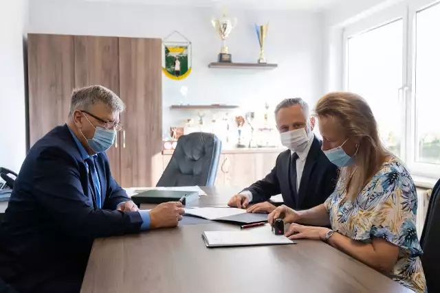 Dziś w Urzędzie Gminy Kijewo Królewski pojawił się p.o. wójta Arkadiusz Stefaniak. Przedstawił go wicewojewoda Józef Ramlau, który przy okazji zachęcał do szczepień przy szczepionkobusie, który właśnie dotarł do powiatu chełmińskiego. Zaszczepić się w nim będzie można przez kilka kolejnych dni