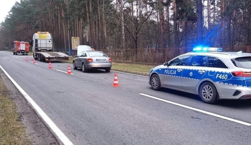 Wypadek w Przedborzu. Po zderzeniu osobówki i lawety kilkumiesięczne dziecko przewiezione do szpitala