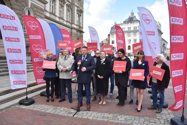 Konferencja Lewicy przed bielskim Ratuszem.