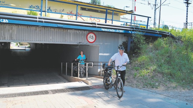 Jazda rowerem jest pod dworcem na Rakowie zakazana, bo ścieżka przebiega przy wejściu na perony