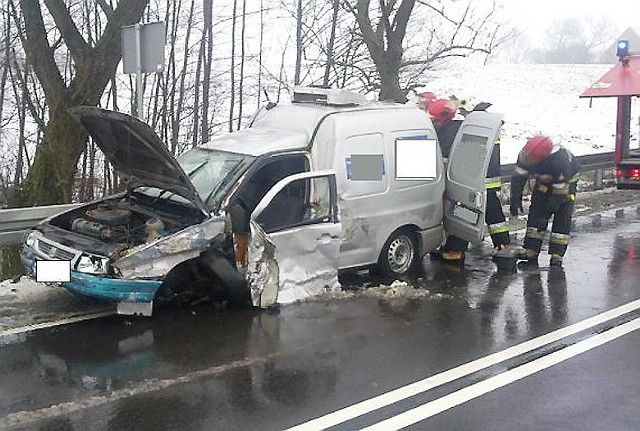 Dwa rozbite auta i uszkodzony autobus, to efekt nieprawidłowego wyprzedzania. Na szczęście nikt nie ucierpiał.