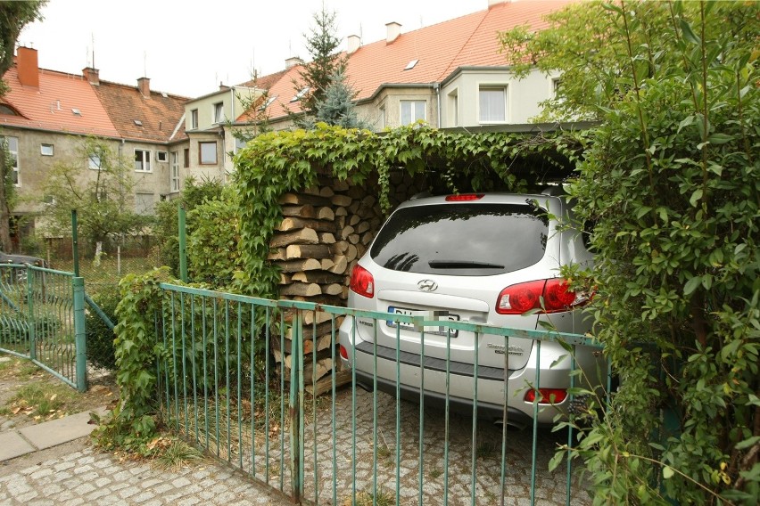 Tak wyglądają prowizoryczne wiaty, od lat wznoszone przez...