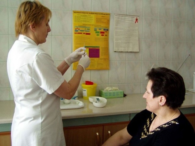 Szczepienie to najlepszy sposób na uniknięcie niebezpieczeństwa zarażenia się wirusem żółtaczki. Na zdjęciu szczepienie w szpitalu w Stalowej Woli.