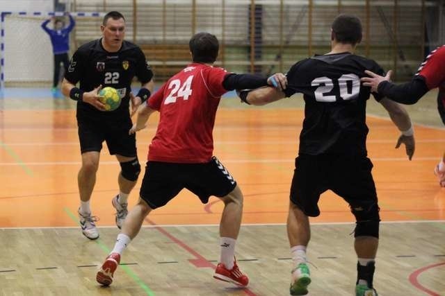 Mariusz Babicki (z piłką) w pierwszej rundzie rzucił w Żukowie pięć bramek i był jednym z najskuteczniejszych zawodników po stronie gości. Teraz czas na rewanż pomiędzy obiema drużynami