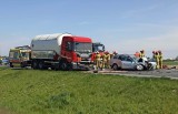 Tragiczny wypadek na trasie Kalisz - Ostrów Wielkopolski. Samochód osobowy zderzył się z cysterną. Nie udało się uratować kierowcy [ZDJĘCIA]