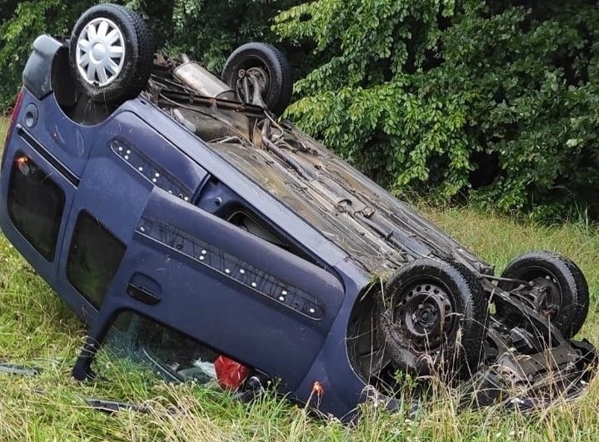 61-latek wypadł z drogi i dachował. Chciał wręczyć 10 tys....