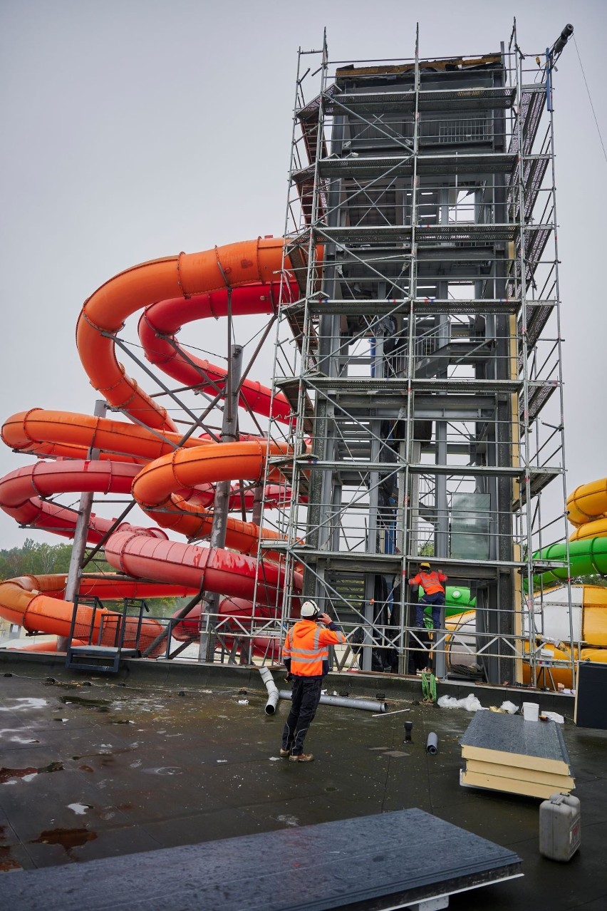 Aquapark "Fala" w Łodzi remontuje wieżę zjeżdżalni i szykuje kolejną atrakcję. Obie inwestycje będą gotowe w grudniu 2023 roku