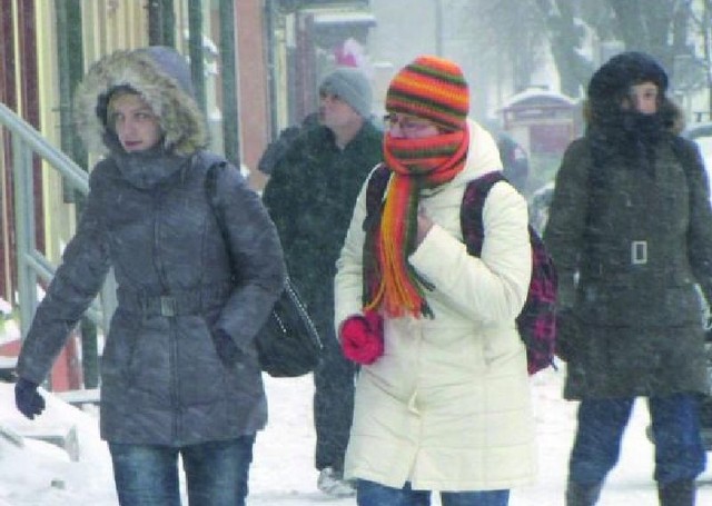 Przez cały czwartek przechodnie kulili się z zimna, zasłaniali się od wiatru i brnęli po zaśnieżonych chodnikach.