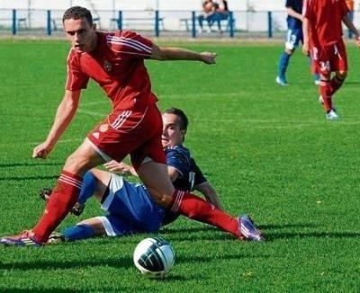 Kasjusz Piwowarczyk dobrze spisywał się w roli środkowego obrońcy FOT. MACIEJ HOŁUJ