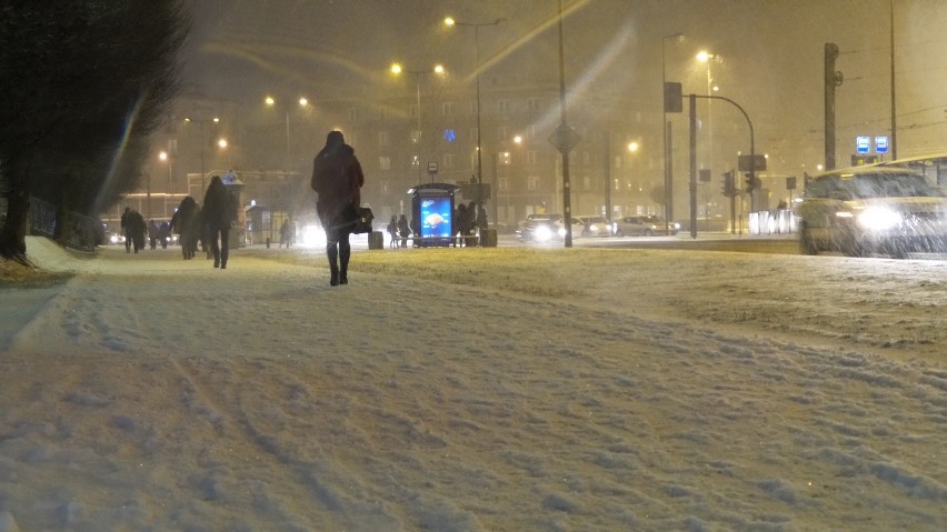 Śnieg sparaliżował Kraków [ZDJĘCIA, WIDEO]